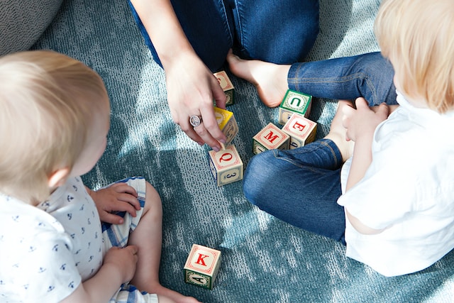 Ein Teppich bietet einen weichen Untergrund zum Spielen für die Kinder